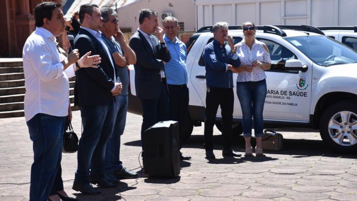 Vereadores participam de entrega de ve&iacute;culos