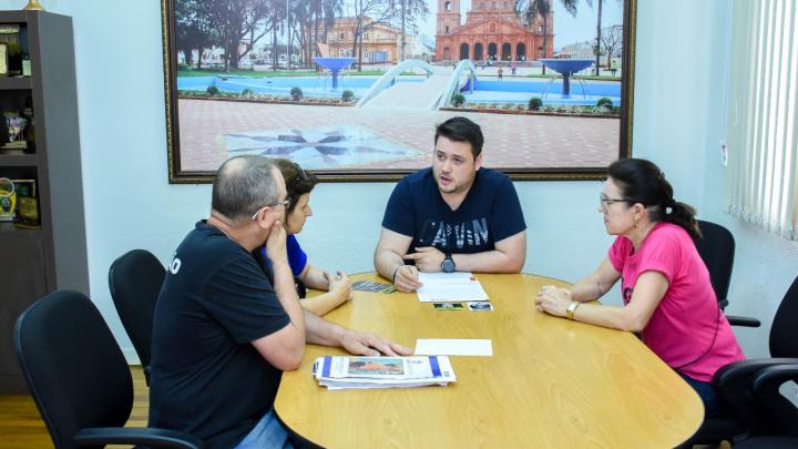 Presidente Maur&iacute;cio Loureiro recebe representantes do CPERS