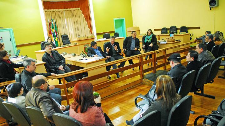 Vereadores se re&uacute;nem com representantes do com&eacute;rcio local