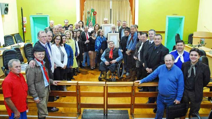 T&iacute;tulos de Cidadania s&atilde;o concedidos durante solenidade no Legislativo Municipal