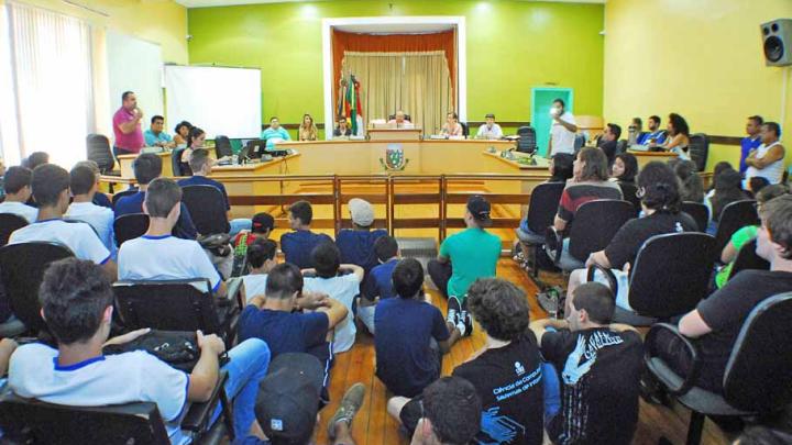 Estudantes lotam o Plen&aacute;rio e discutem sobre implanta&ccedil;&atilde;o do &ldquo;Passe Livre&rdquo; em Santo &Acirc;ngelo