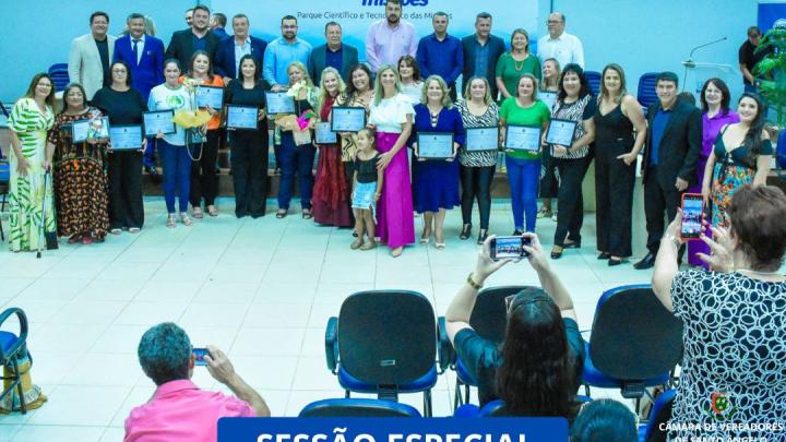 Legislativo realiza entrega do T&iacute;tulo Mulher Cidad&atilde; para 15 mulheres, indicadas pelos vereadores da Casa