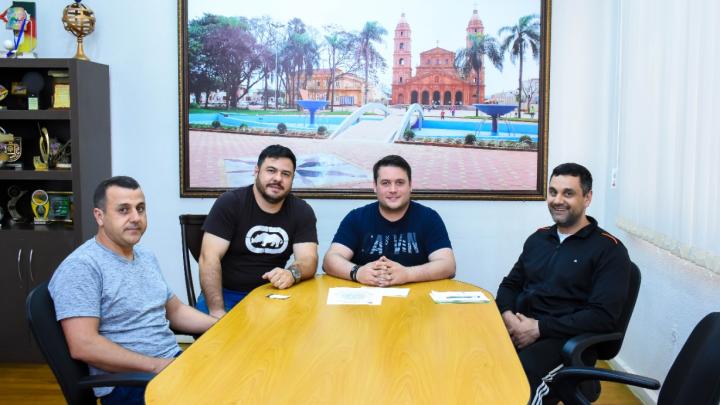 Presidente Maur&iacute;cio Loureiro recebe acad&ecirc;micos de Medicina Veterin&aacute;ria da FASA