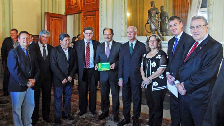 Fenamilho faz convite oficial para Governador Sartori